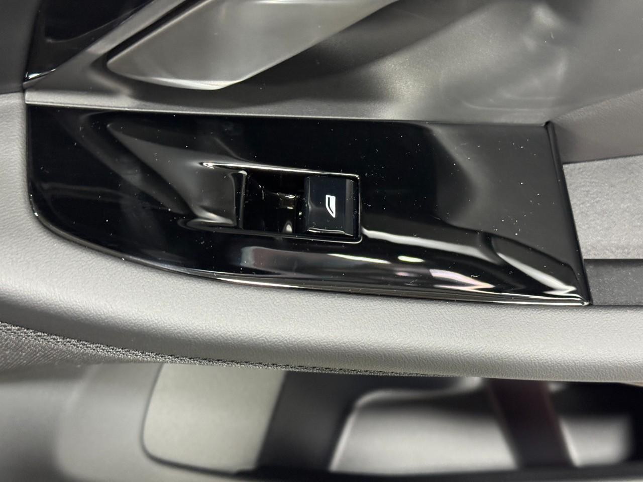 BMW 5 Series Vehicle Full-screen Gallery Image 21