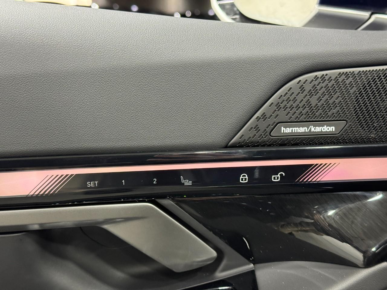 BMW 5 Series Vehicle Full-screen Gallery Image 22