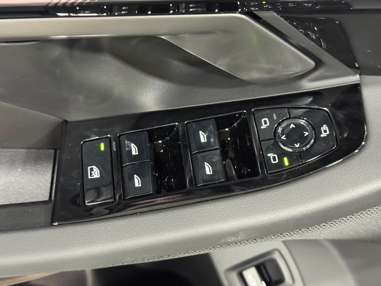 BMW 5 Series Vehicle Full-screen Gallery Image 23