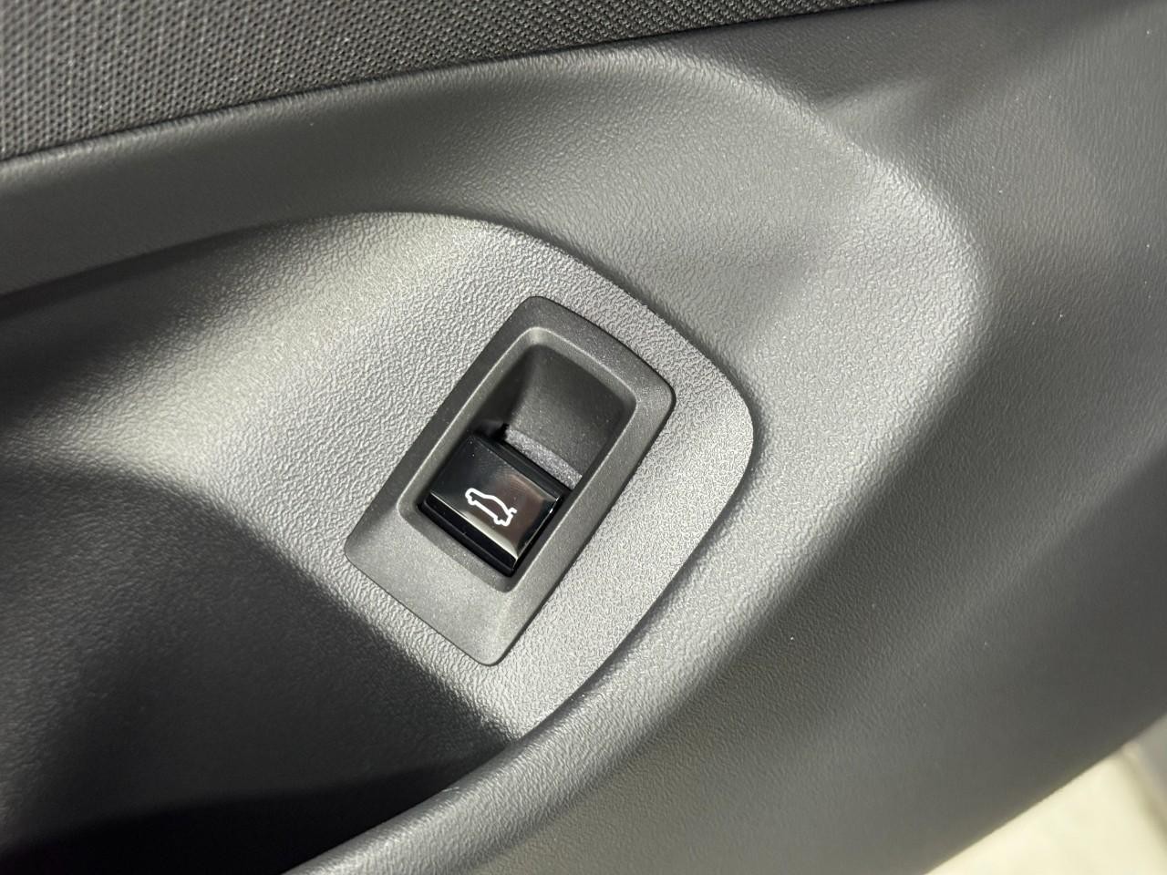 BMW 5 Series Vehicle Full-screen Gallery Image 24