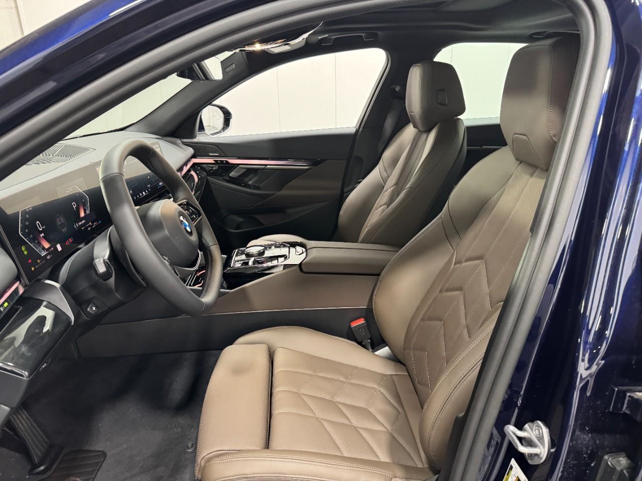 BMW 5 Series Vehicle Full-screen Gallery Image 25