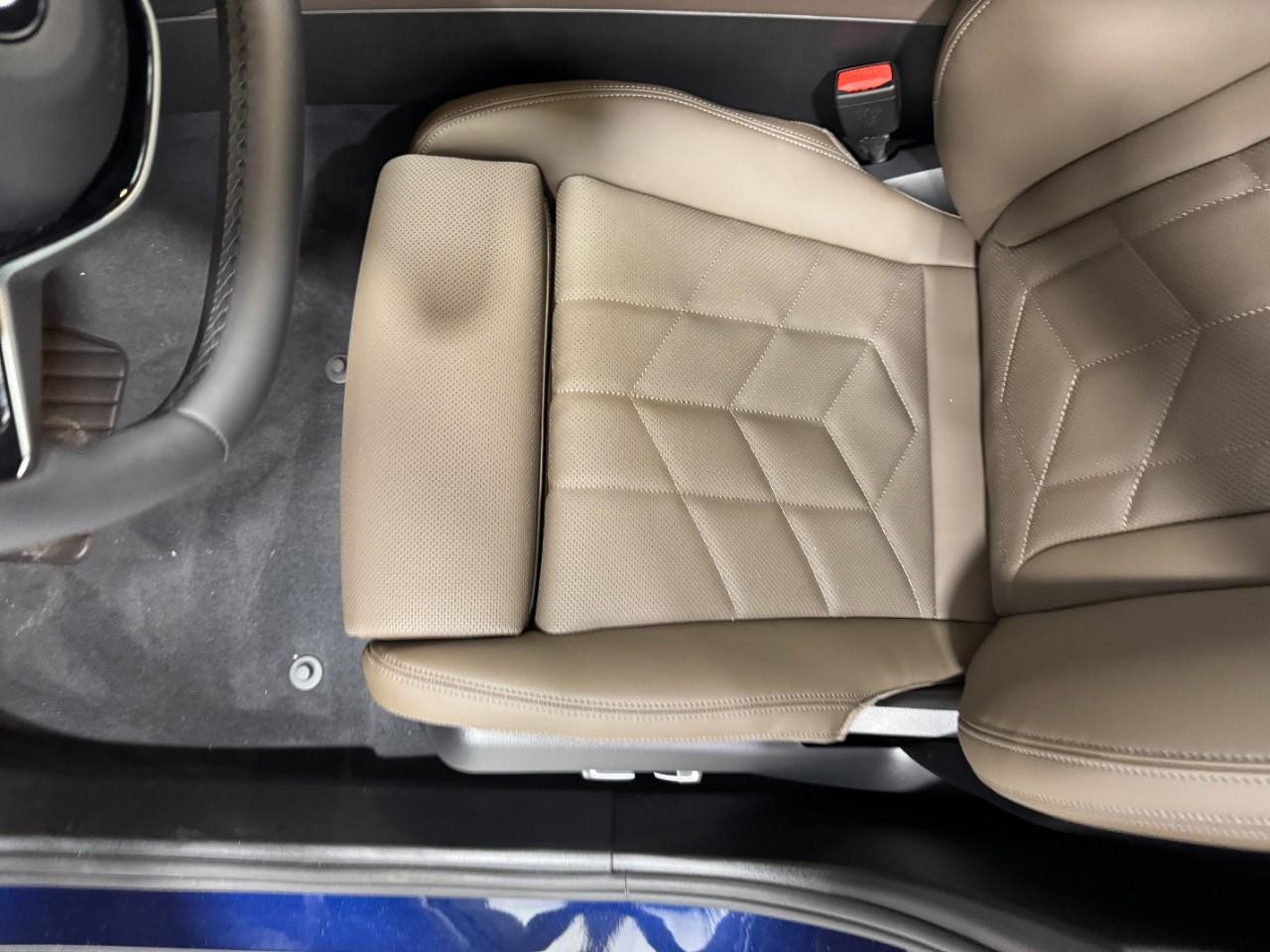 BMW 5 Series Vehicle Full-screen Gallery Image 26