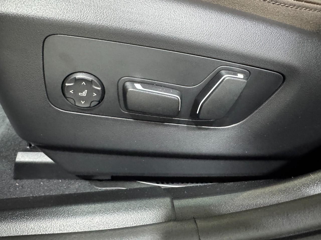 BMW 5 Series Vehicle Full-screen Gallery Image 27