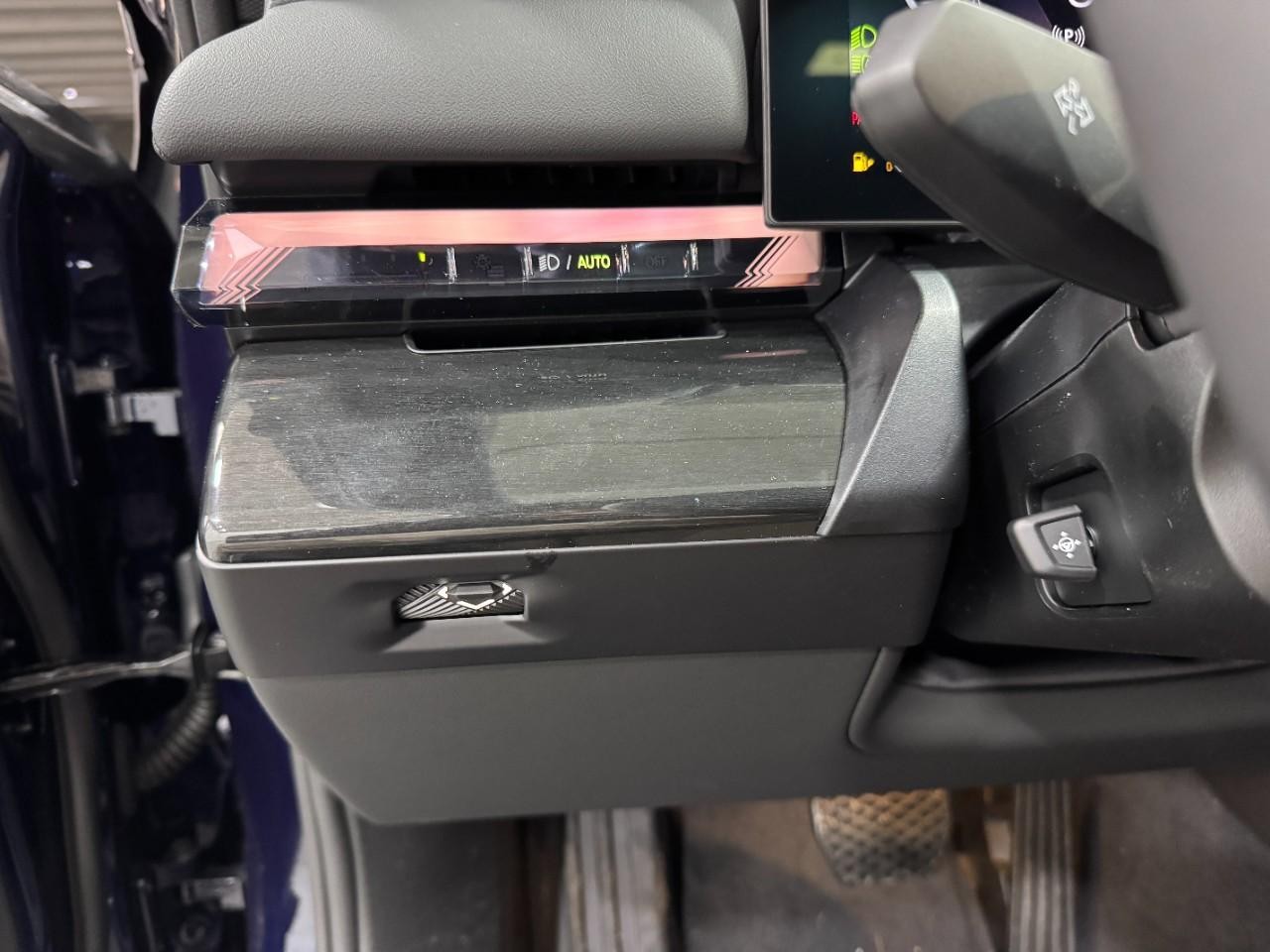 BMW 5 Series Vehicle Full-screen Gallery Image 28