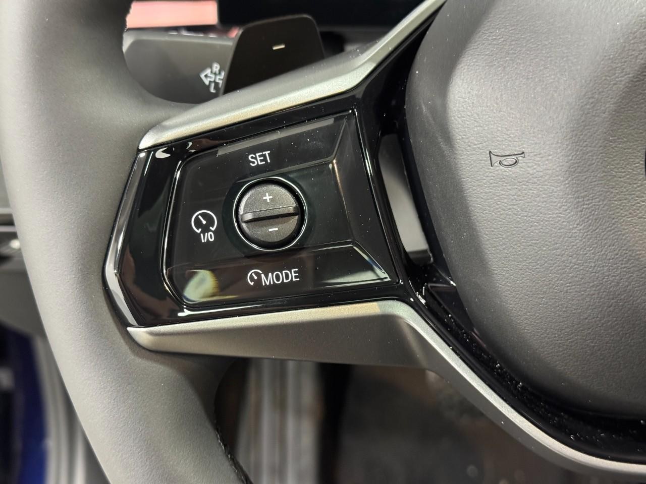 BMW 5 Series Vehicle Full-screen Gallery Image 29