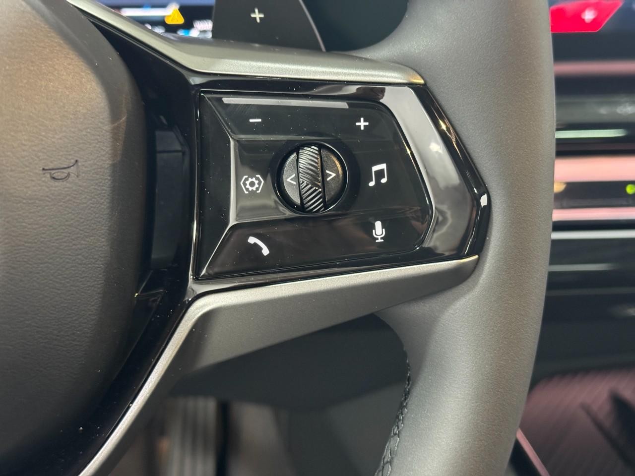 BMW 5 Series Vehicle Full-screen Gallery Image 30