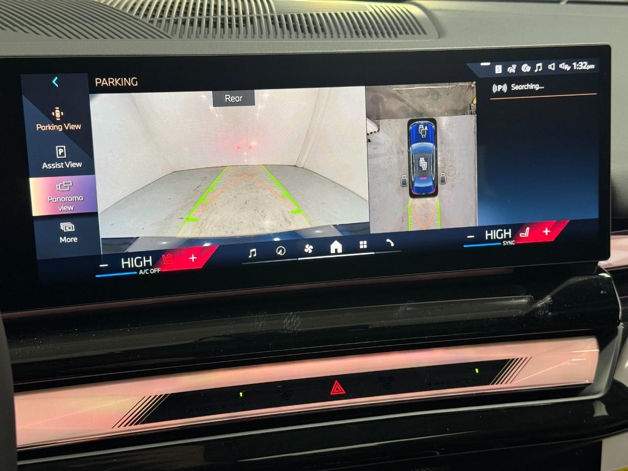 BMW 5 Series Vehicle Full-screen Gallery Image 32