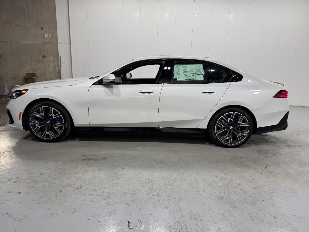 BMW i5 Vehicle Full-screen Gallery Image 2