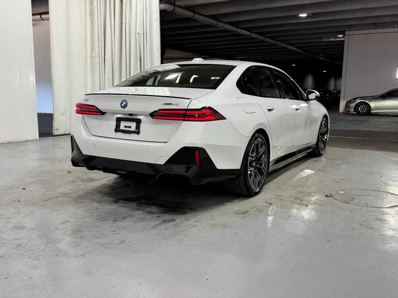 BMW i5 Vehicle Full-screen Gallery Image 4