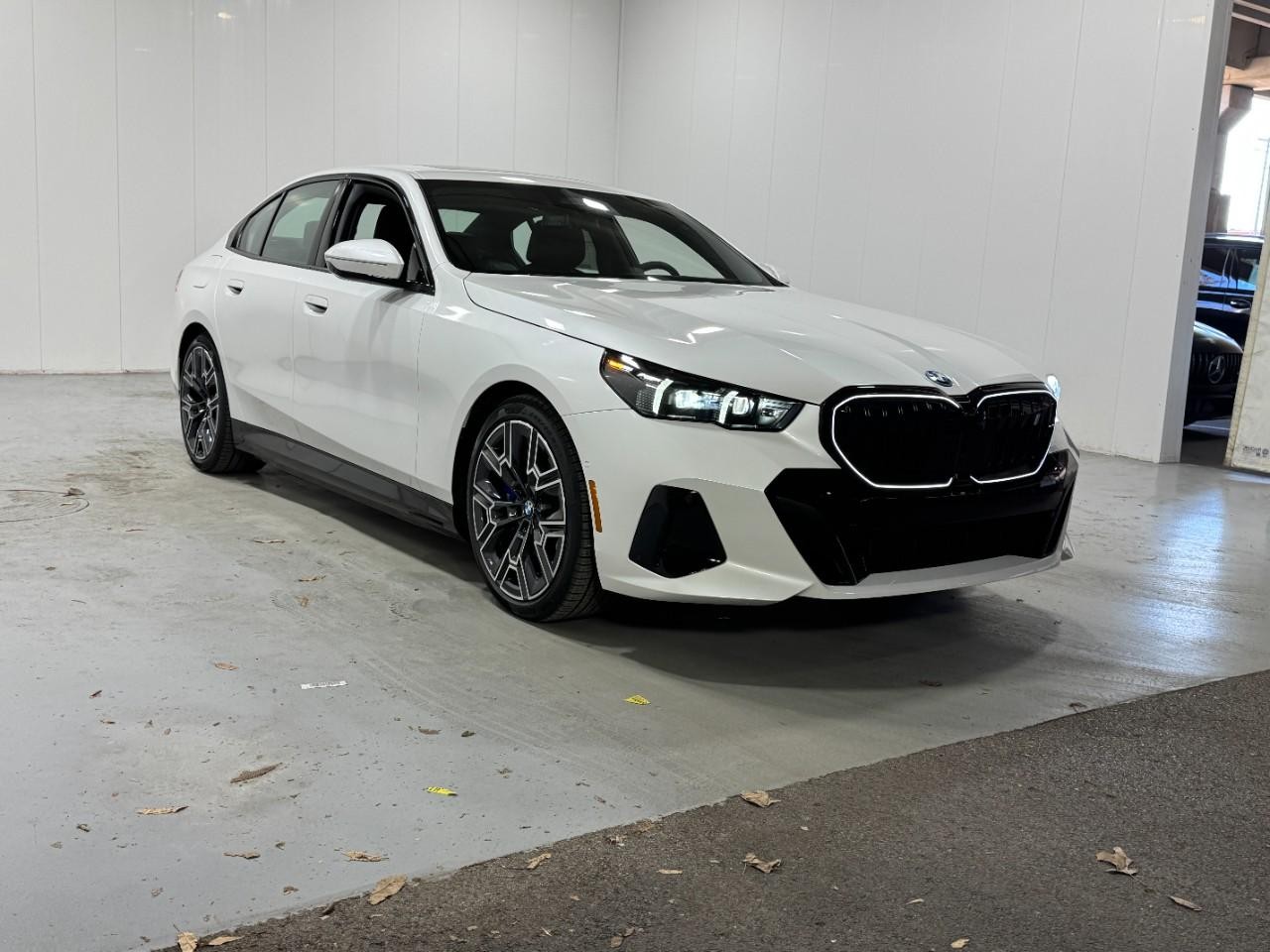 BMW i5 Vehicle Full-screen Gallery Image 6