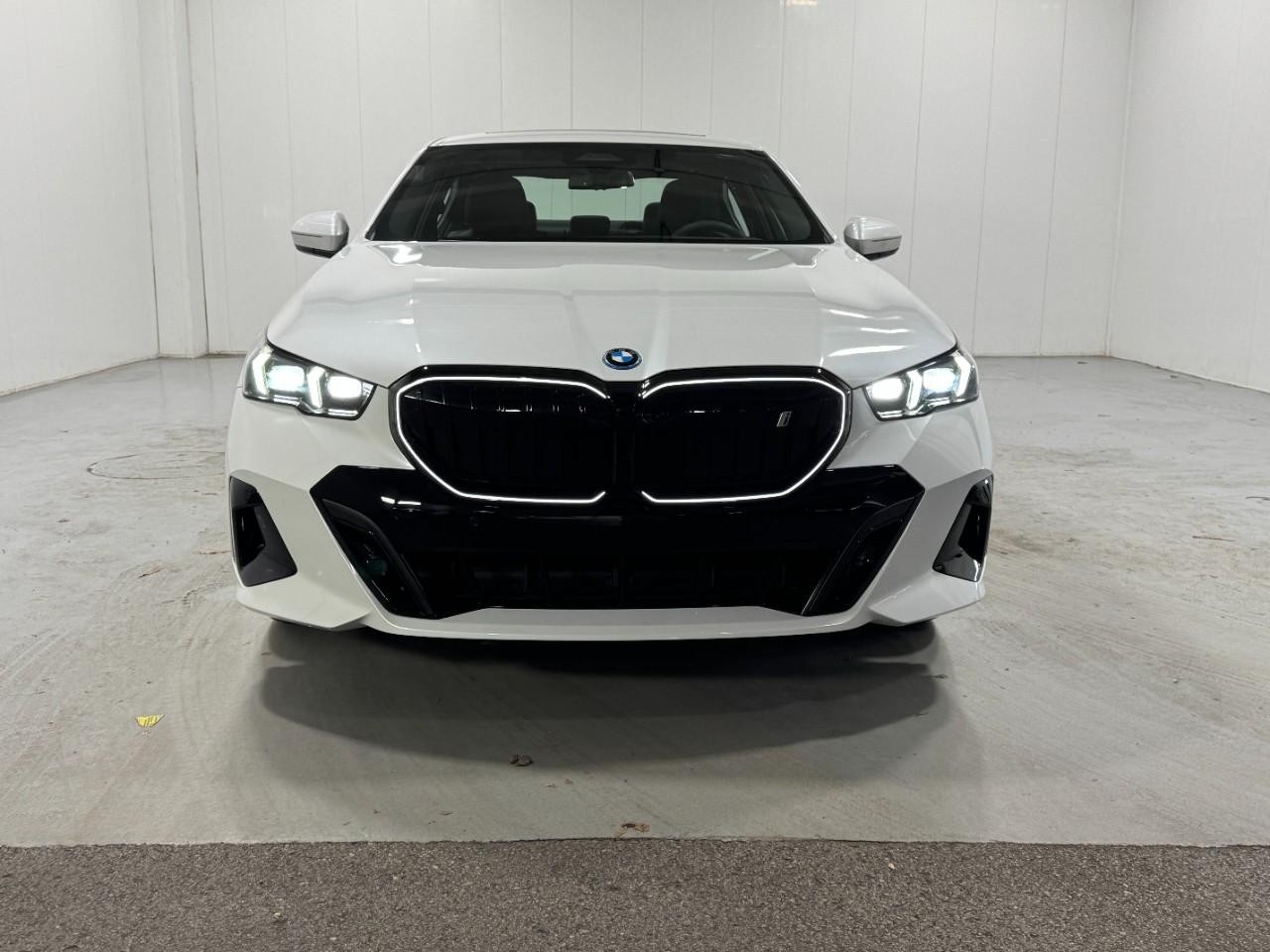 BMW i5 Vehicle Full-screen Gallery Image 7