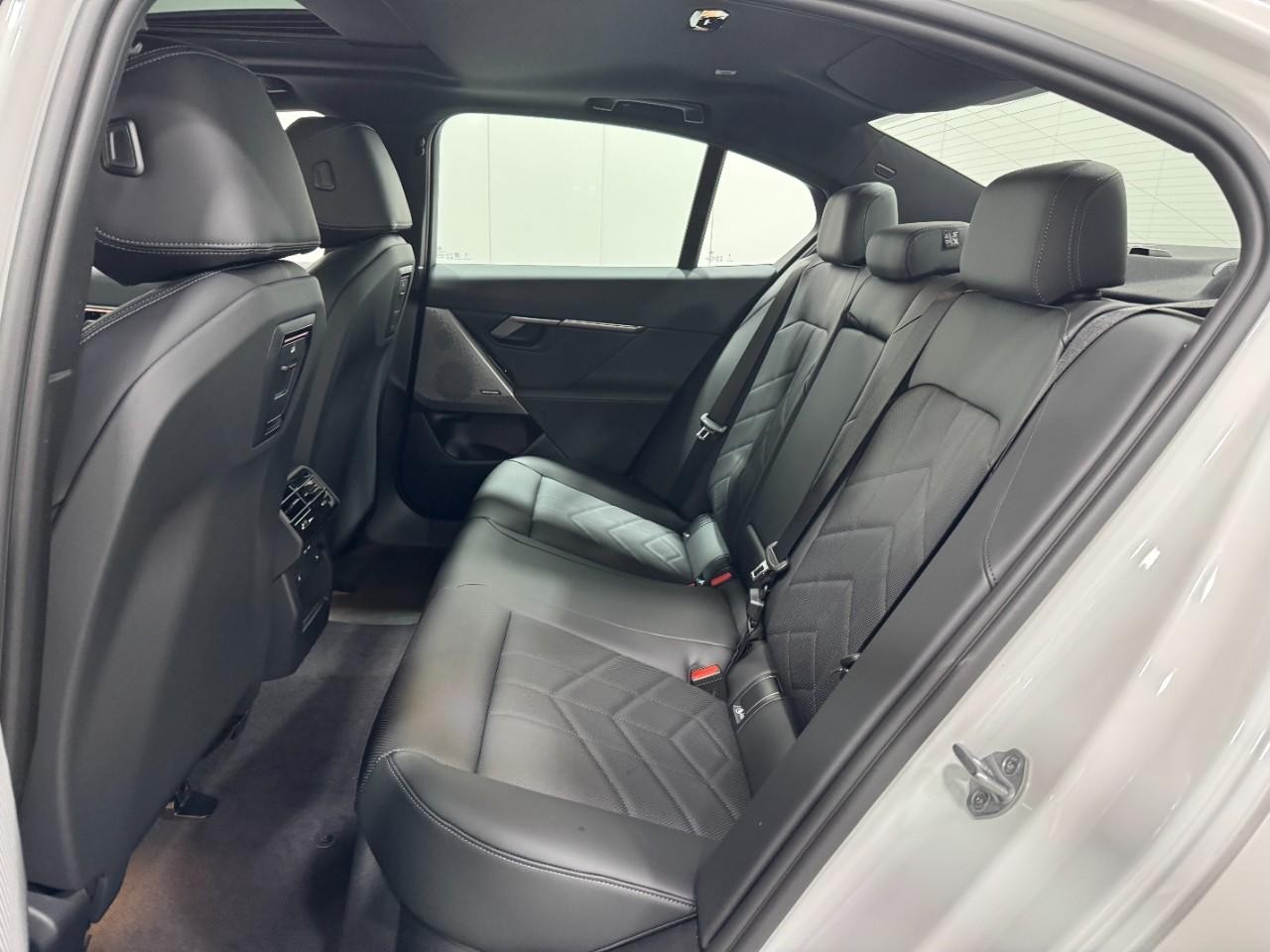 BMW i5 Vehicle Full-screen Gallery Image 8