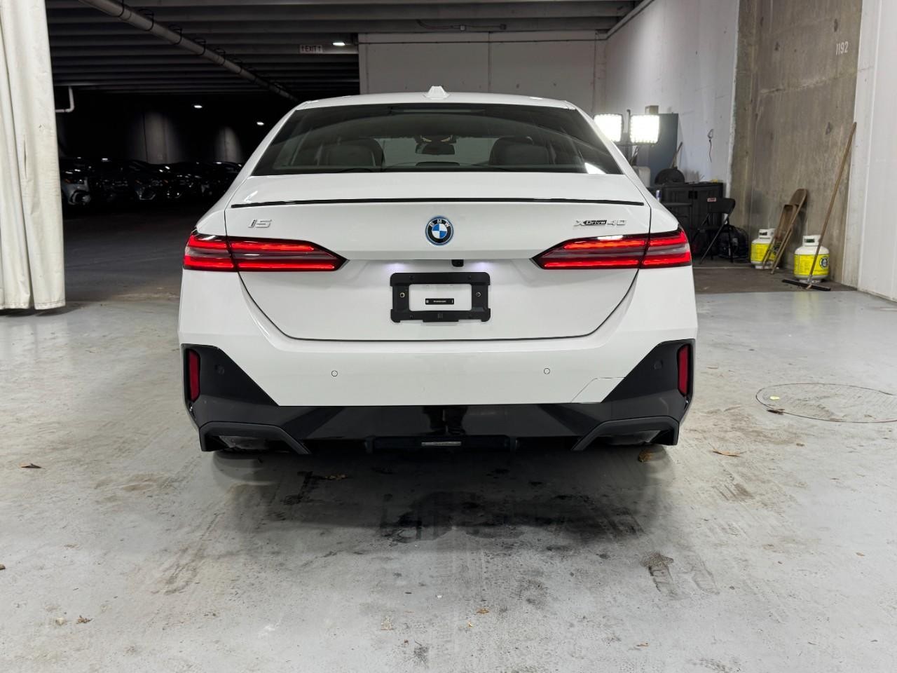 BMW i5 Vehicle Full-screen Gallery Image 9