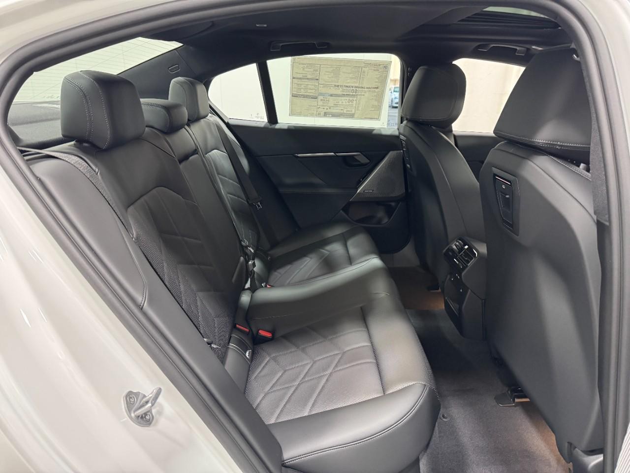 BMW i5 Vehicle Full-screen Gallery Image 10