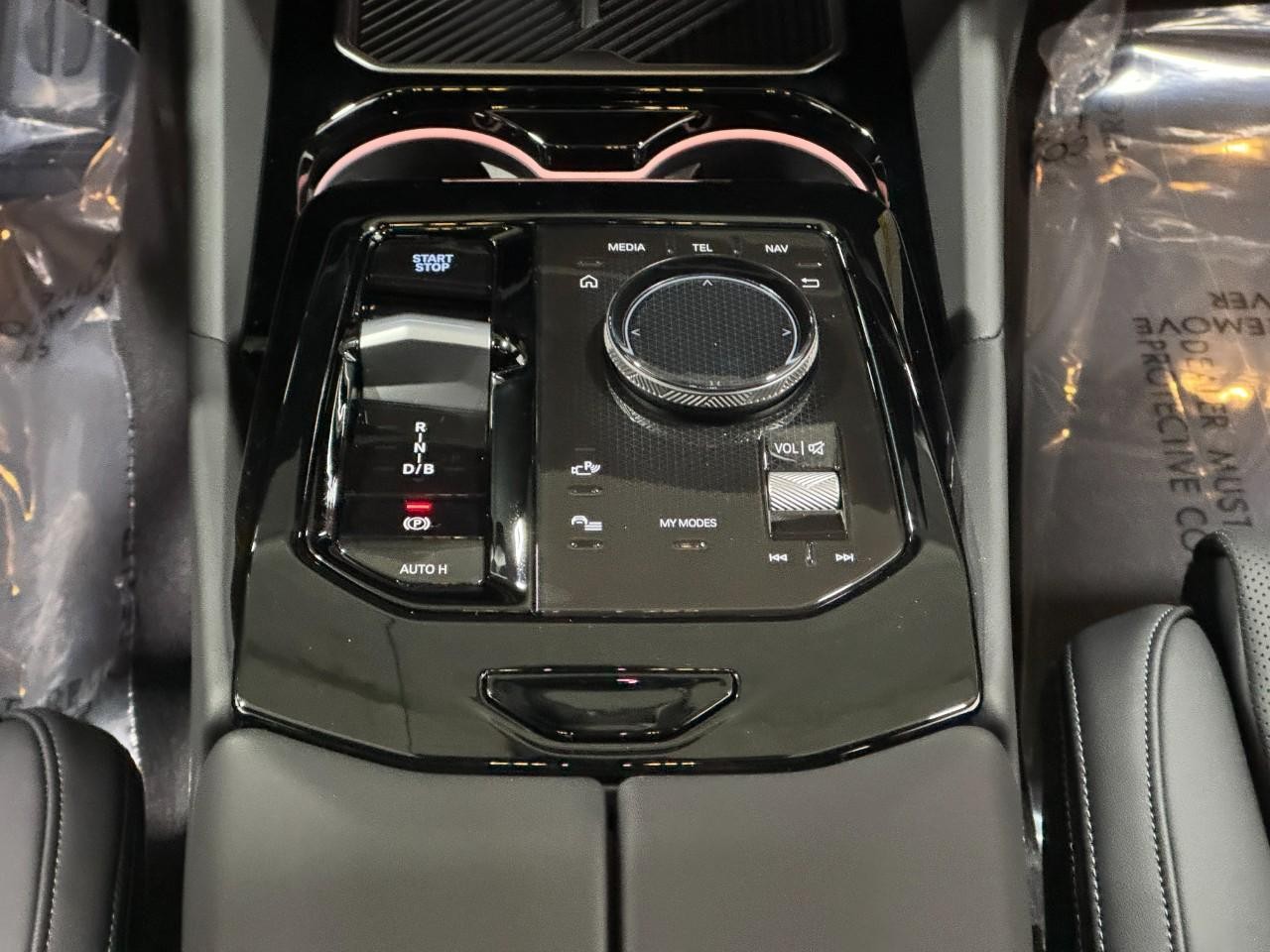 BMW i5 Vehicle Full-screen Gallery Image 16