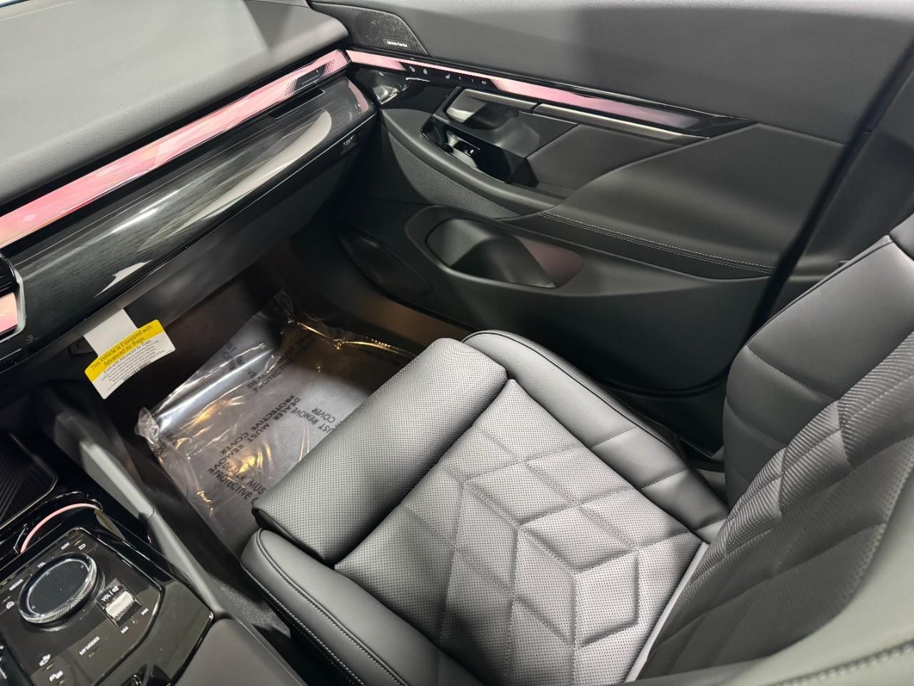 BMW i5 Vehicle Full-screen Gallery Image 17