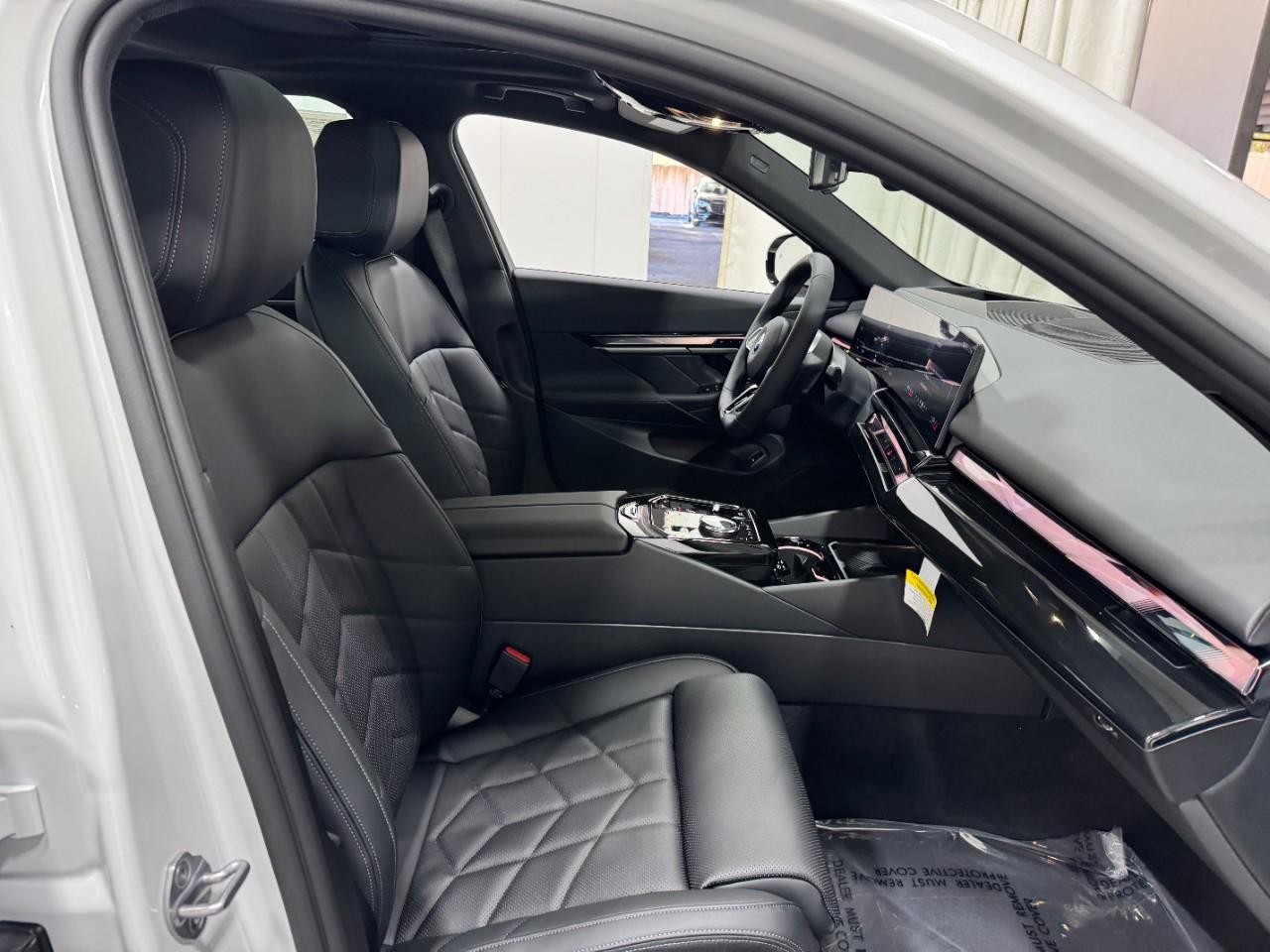 BMW i5 Vehicle Full-screen Gallery Image 18