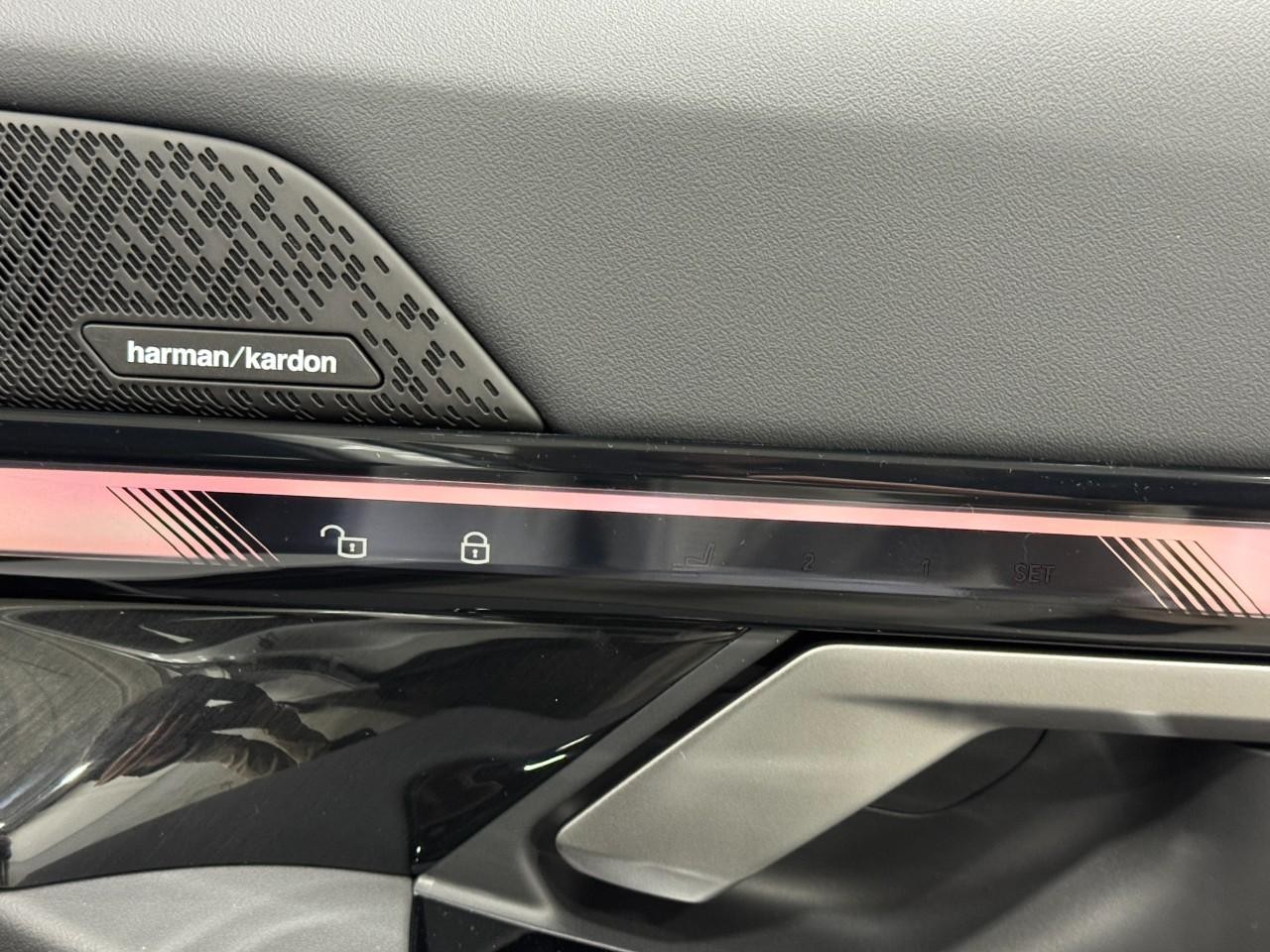 BMW i5 Vehicle Full-screen Gallery Image 21