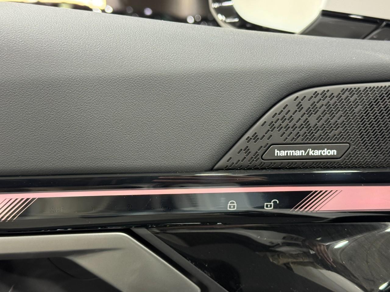 BMW i5 Vehicle Full-screen Gallery Image 23