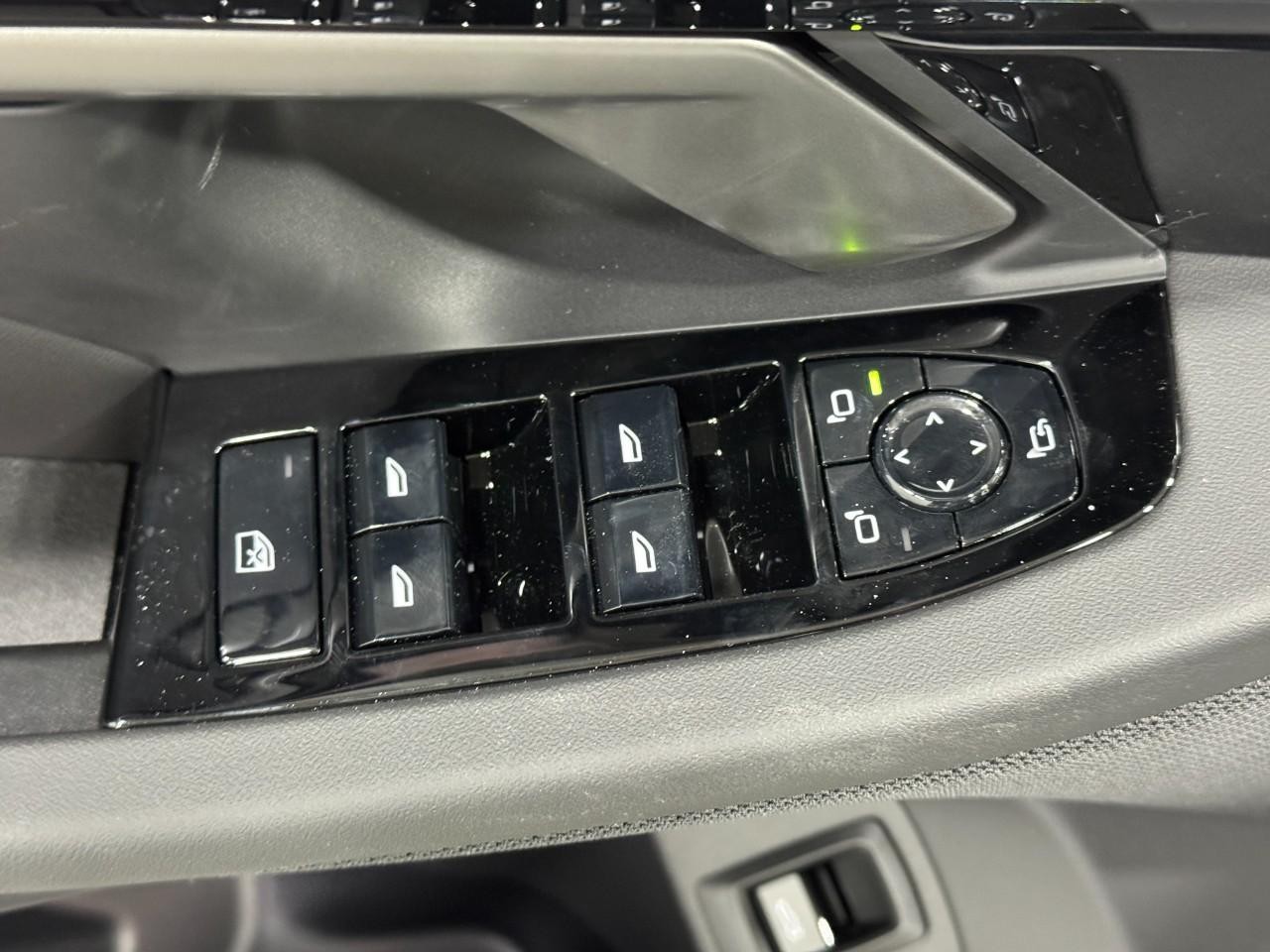 BMW i5 Vehicle Full-screen Gallery Image 24