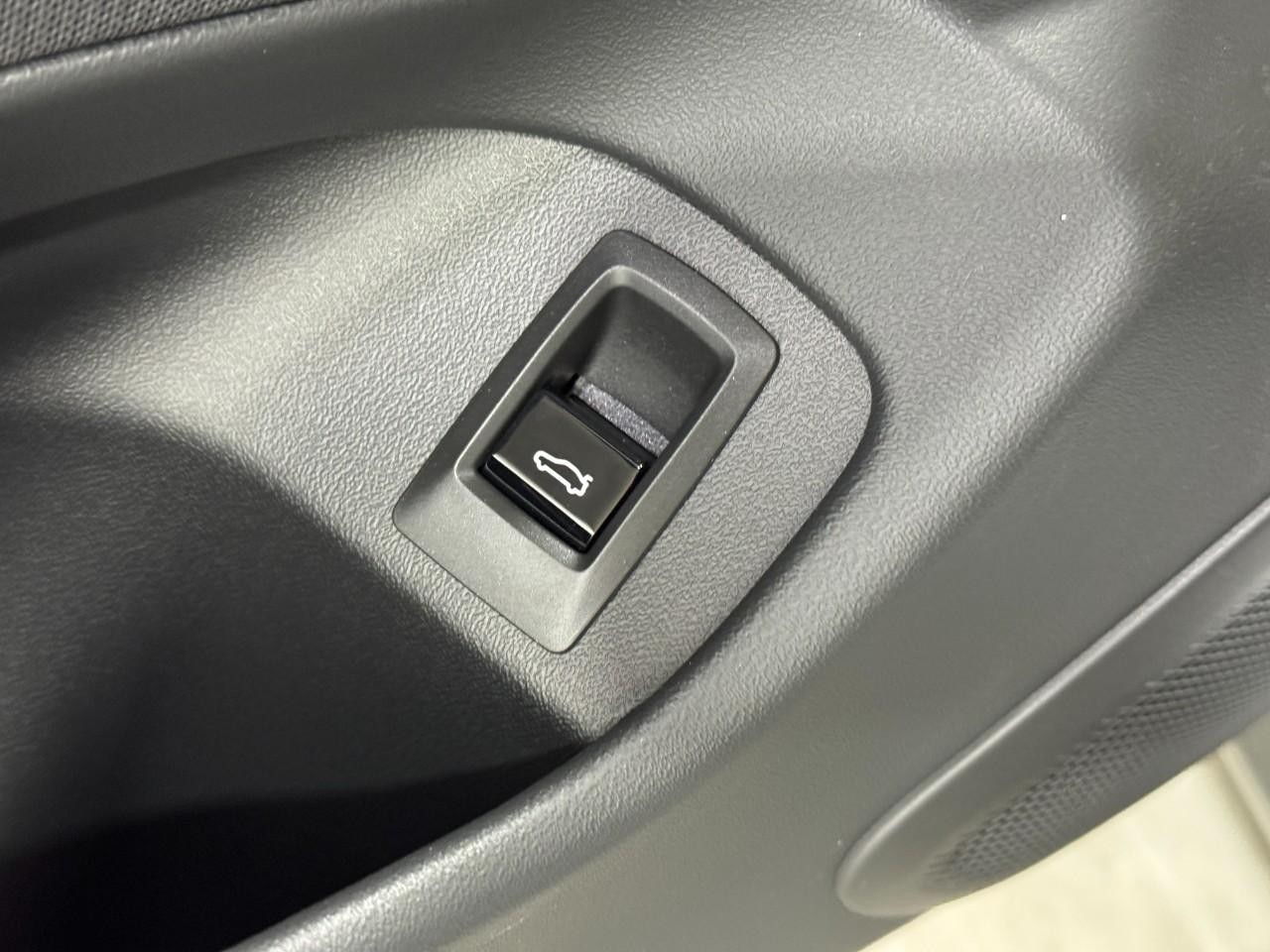 BMW i5 Vehicle Full-screen Gallery Image 25