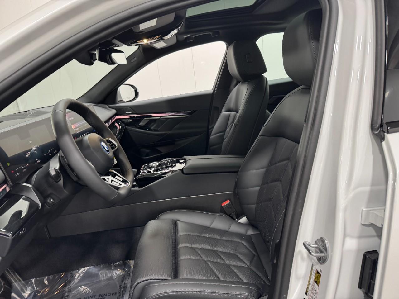 BMW i5 Vehicle Full-screen Gallery Image 26