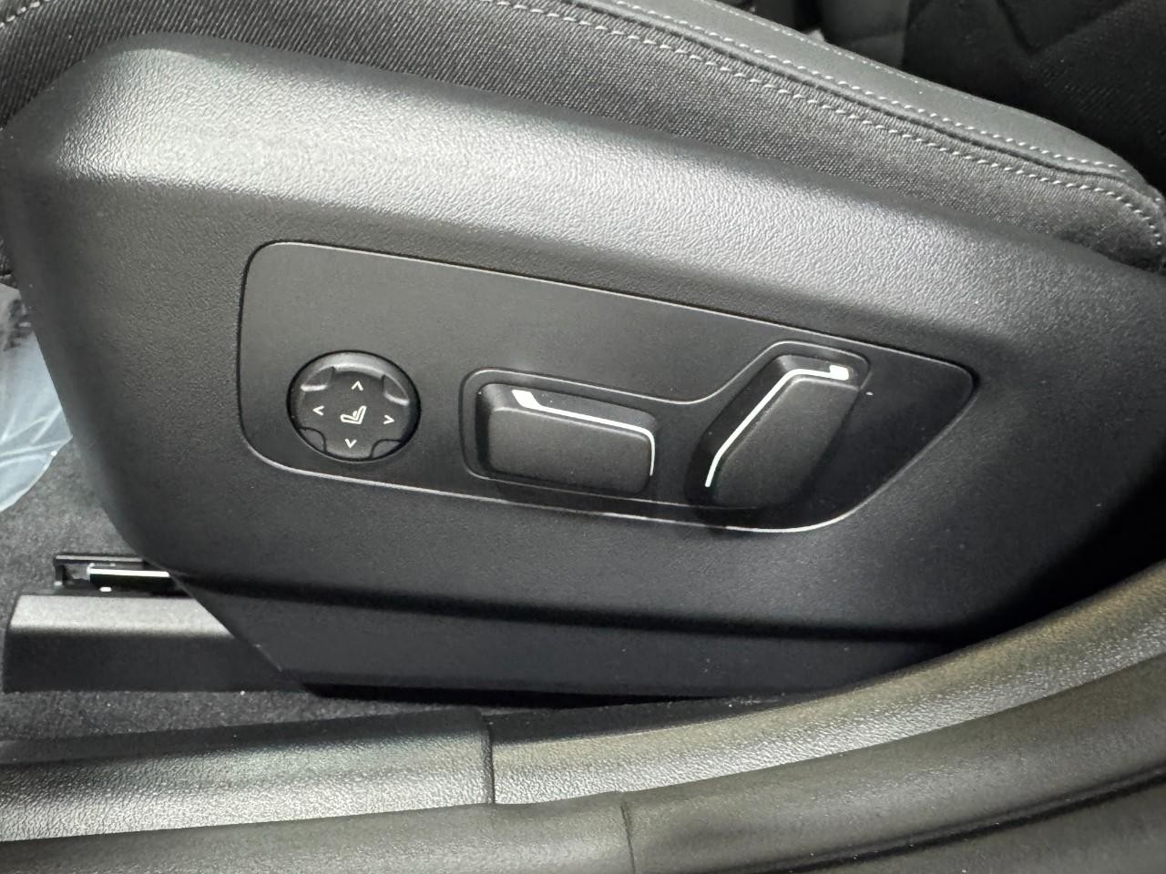 BMW i5 Vehicle Full-screen Gallery Image 28