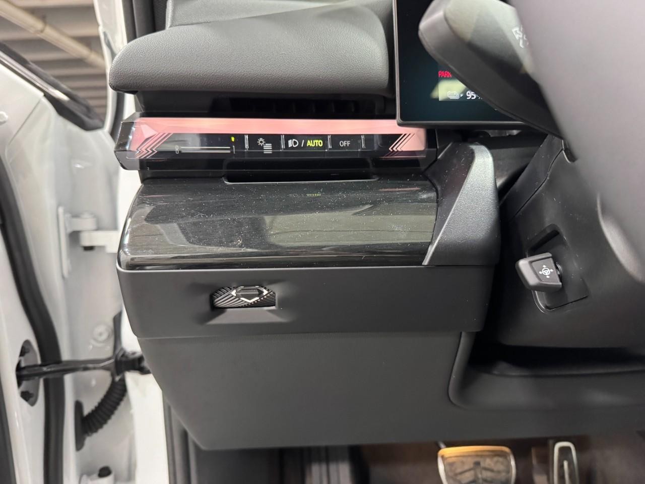 BMW i5 Vehicle Full-screen Gallery Image 29