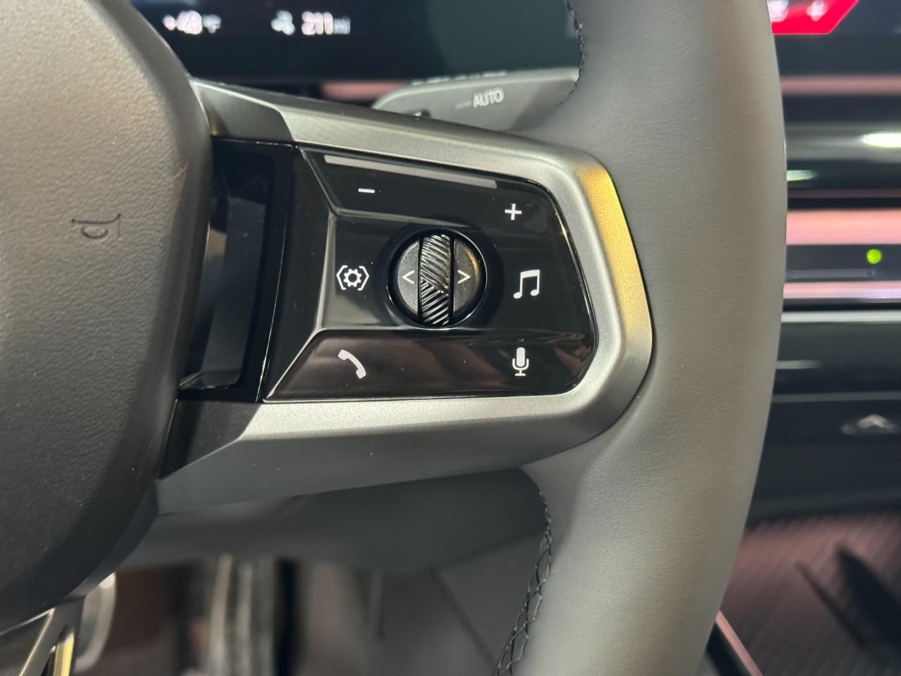 BMW i5 Vehicle Full-screen Gallery Image 31