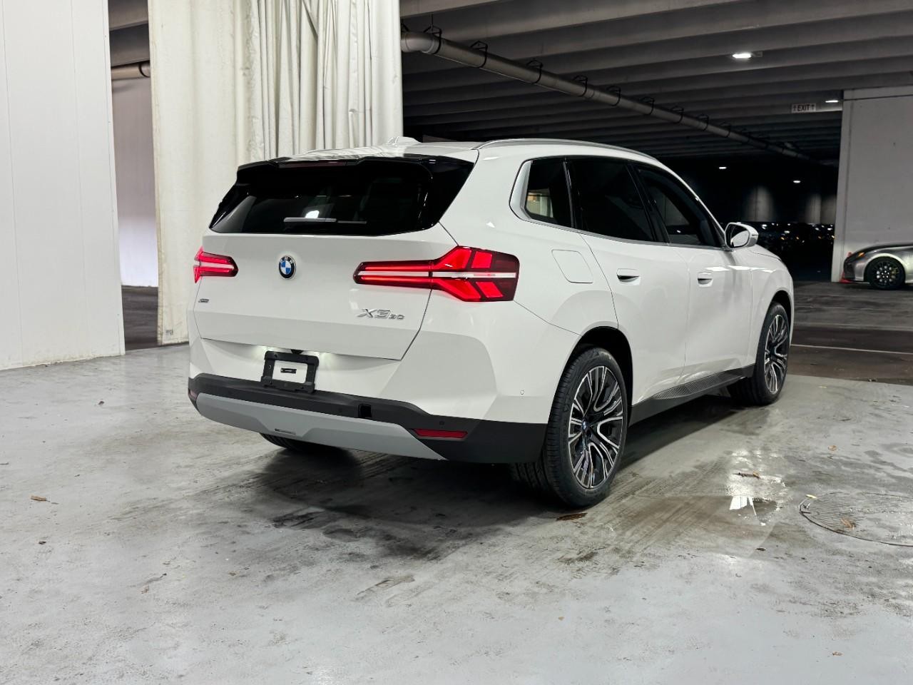 BMW X3 Vehicle Full-screen Gallery Image 4