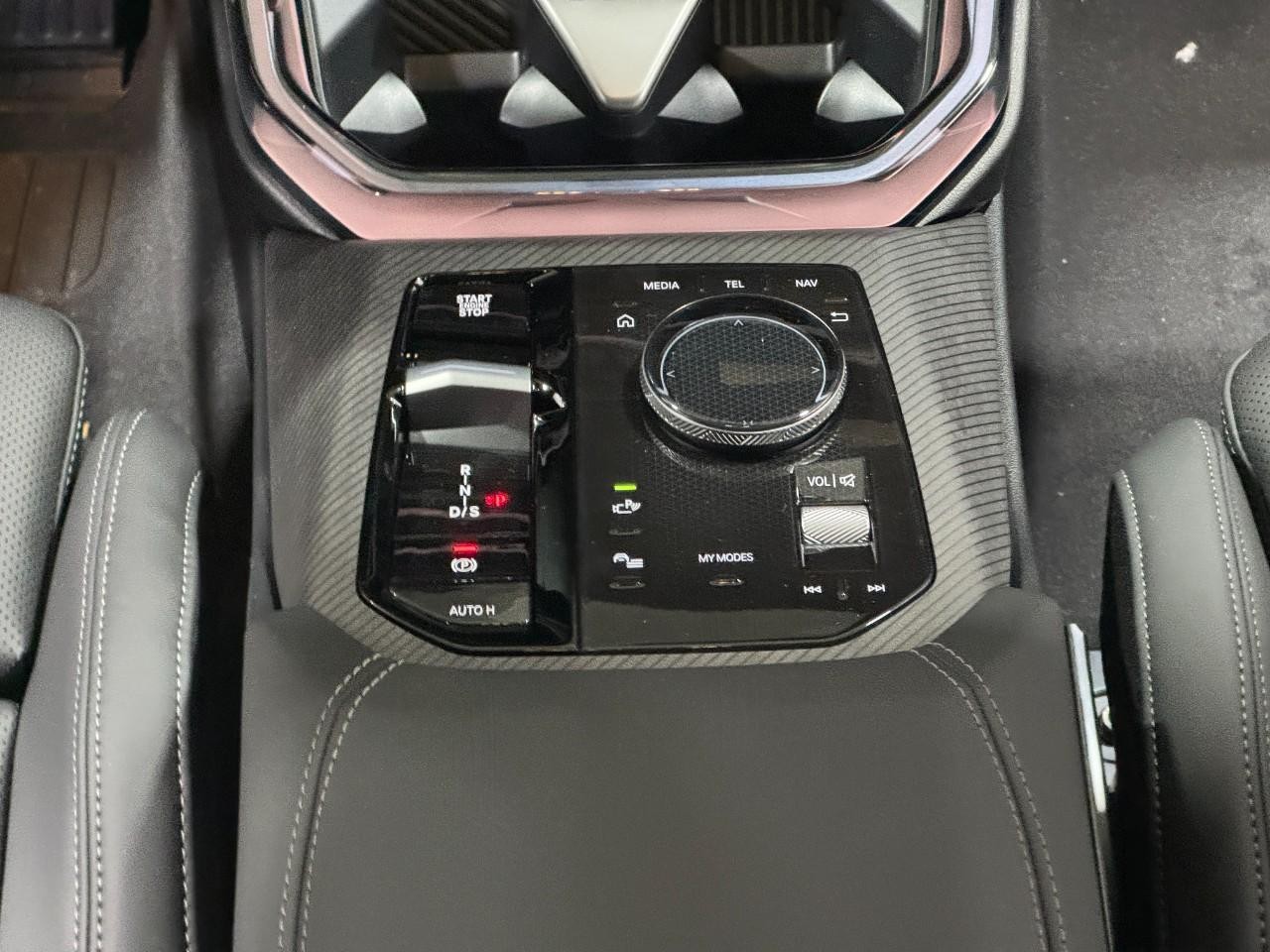 BMW X3 Vehicle Full-screen Gallery Image 16