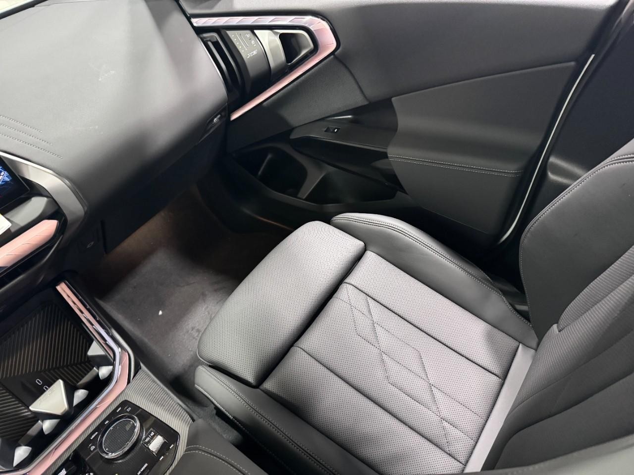 BMW X3 Vehicle Full-screen Gallery Image 17