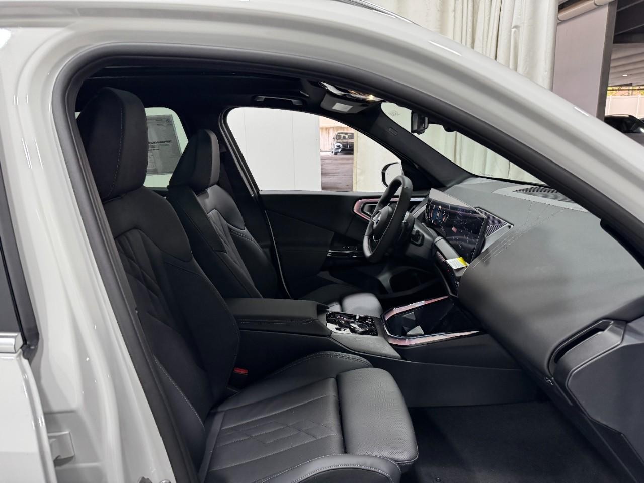 BMW X3 Vehicle Full-screen Gallery Image 18