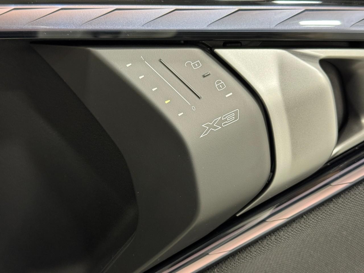 BMW X3 Vehicle Full-screen Gallery Image 21