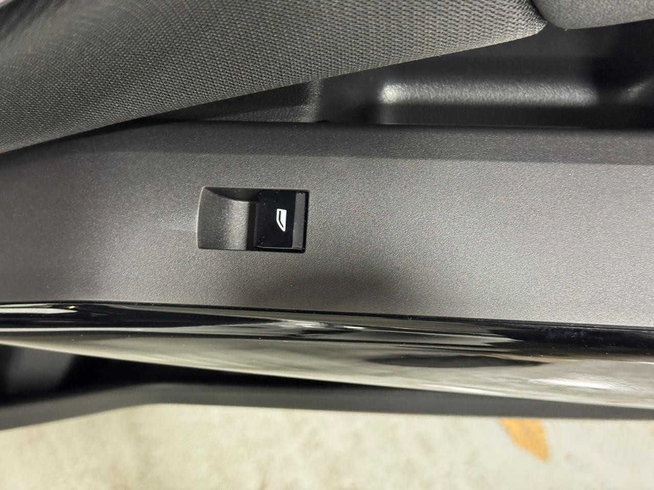 BMW X3 Vehicle Full-screen Gallery Image 22