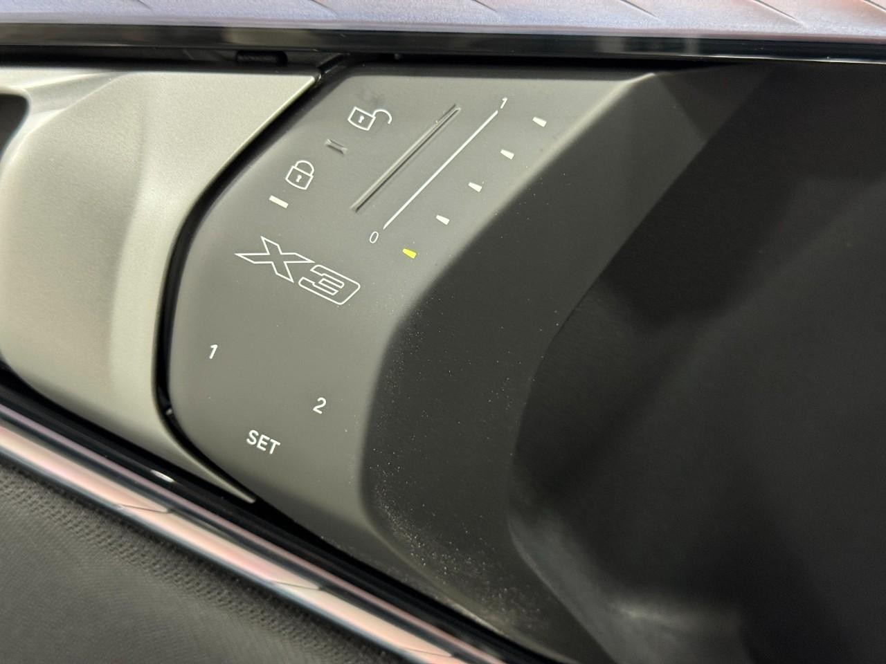 BMW X3 Vehicle Full-screen Gallery Image 23