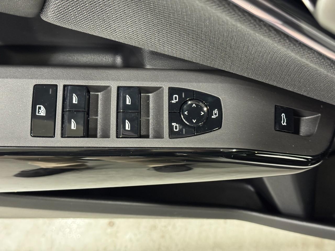 BMW X3 Vehicle Full-screen Gallery Image 24