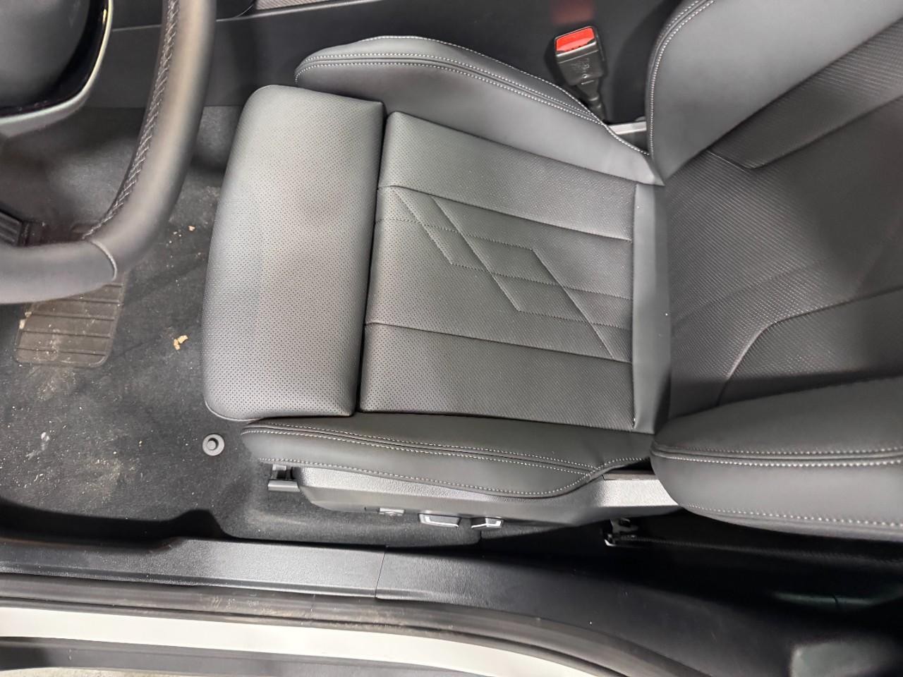 BMW X3 Vehicle Full-screen Gallery Image 26