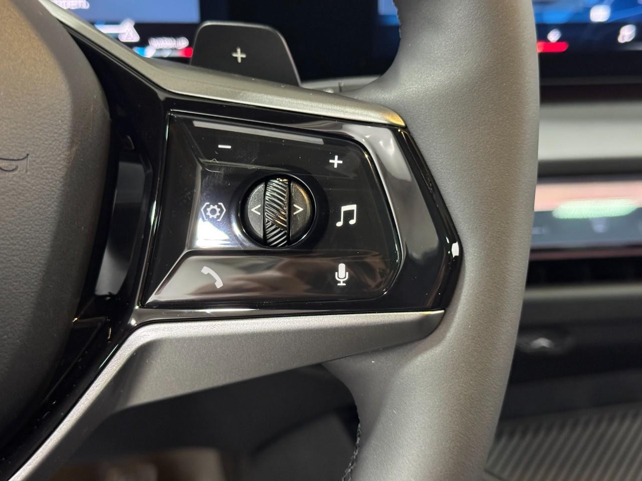 BMW X3 Vehicle Full-screen Gallery Image 29