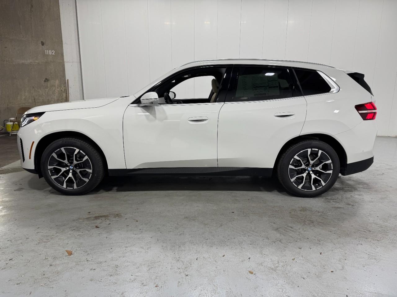 BMW X3 Vehicle Full-screen Gallery Image 2