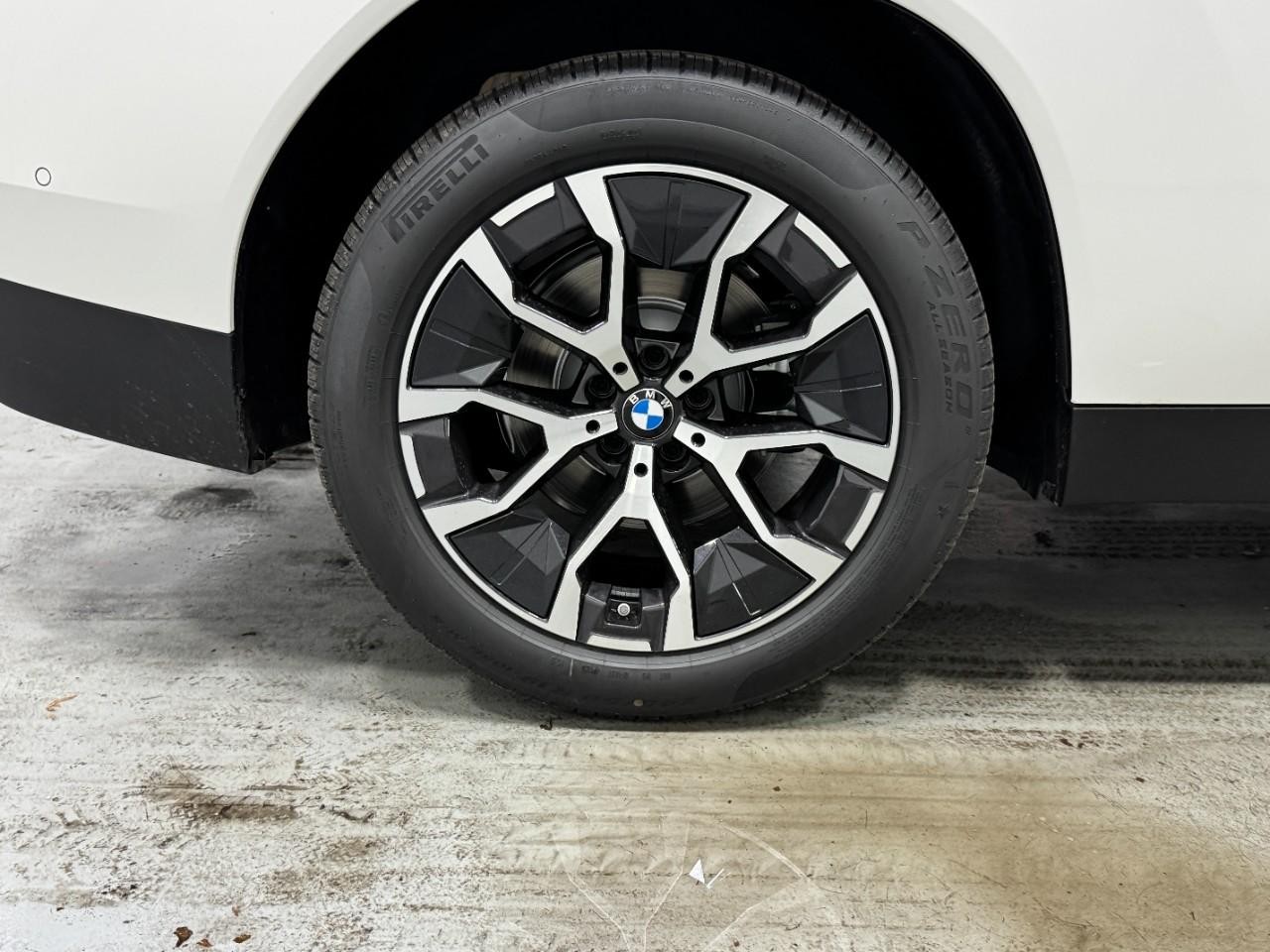 BMW X3 Vehicle Full-screen Gallery Image 5