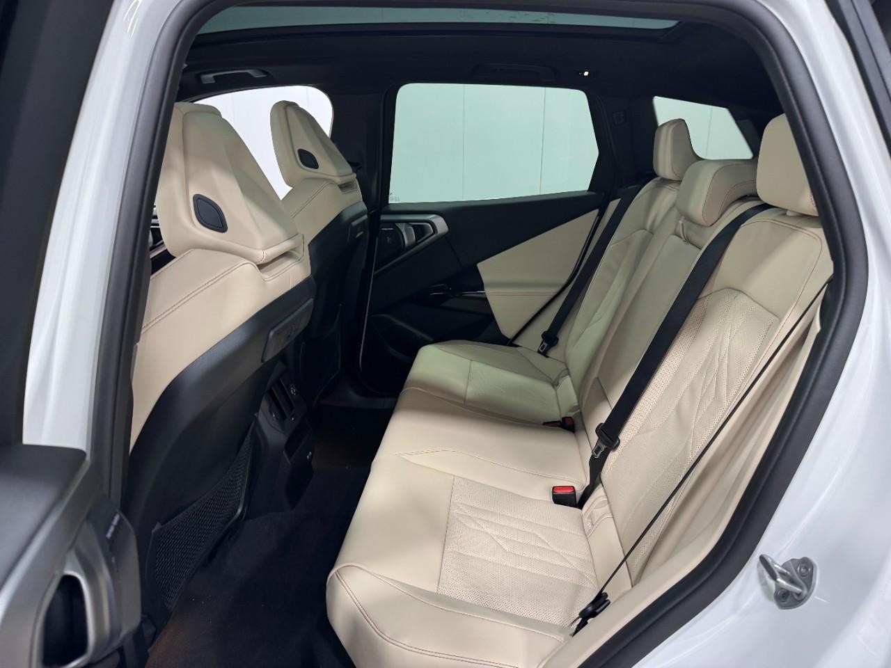 BMW X3 Vehicle Full-screen Gallery Image 8