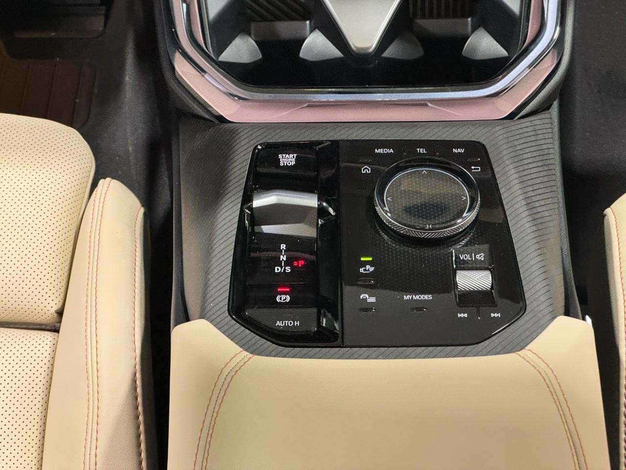 BMW X3 Vehicle Full-screen Gallery Image 15