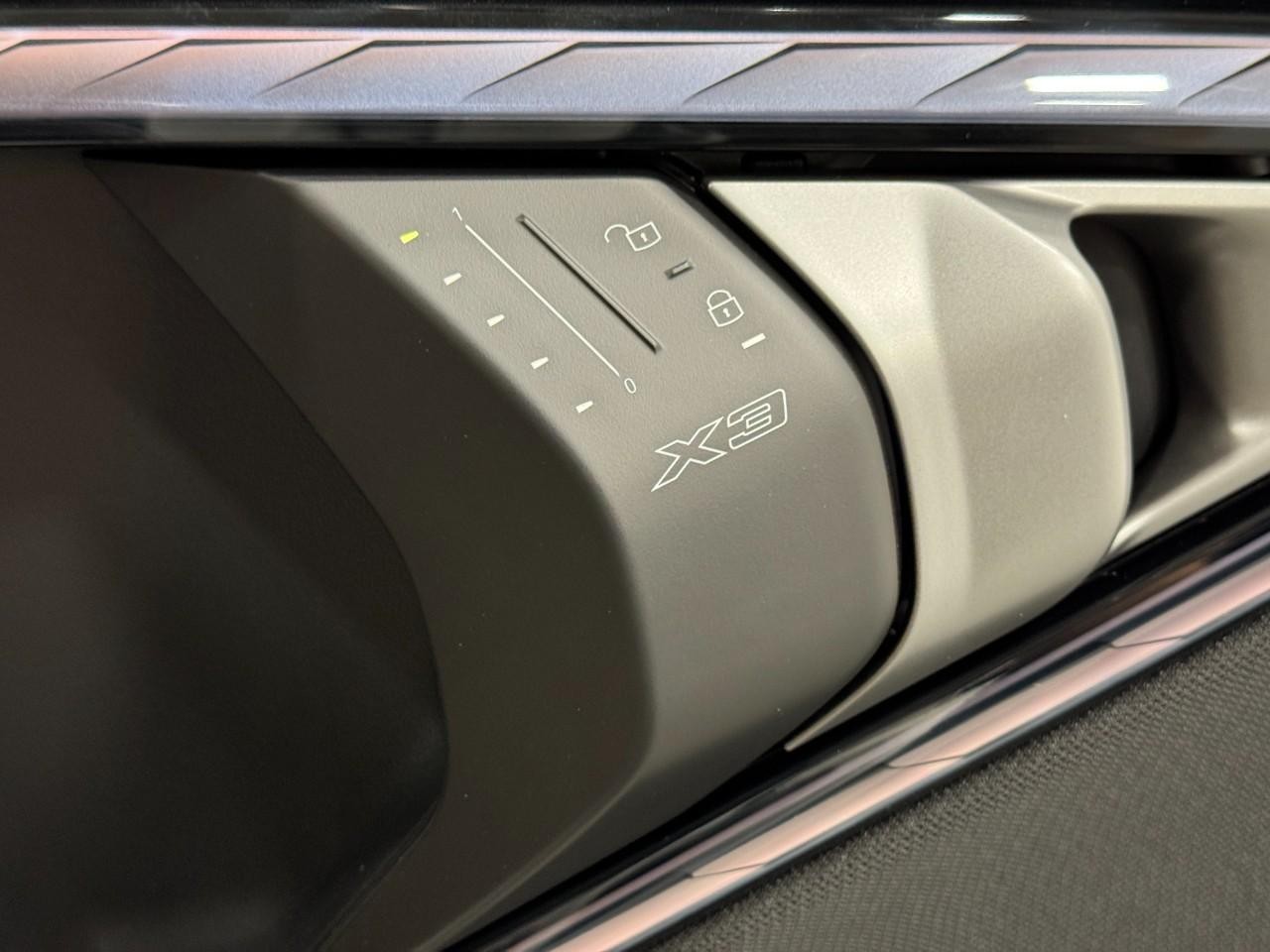 BMW X3 Vehicle Full-screen Gallery Image 20