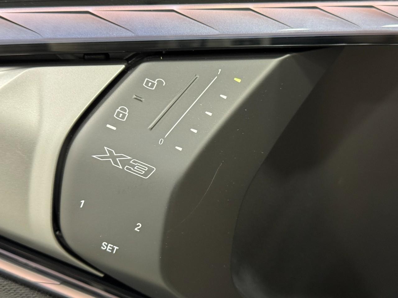 BMW X3 Vehicle Full-screen Gallery Image 23