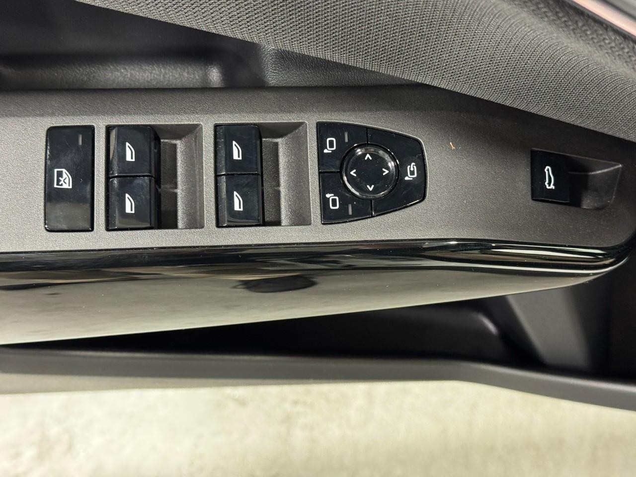 BMW X3 Vehicle Full-screen Gallery Image 24