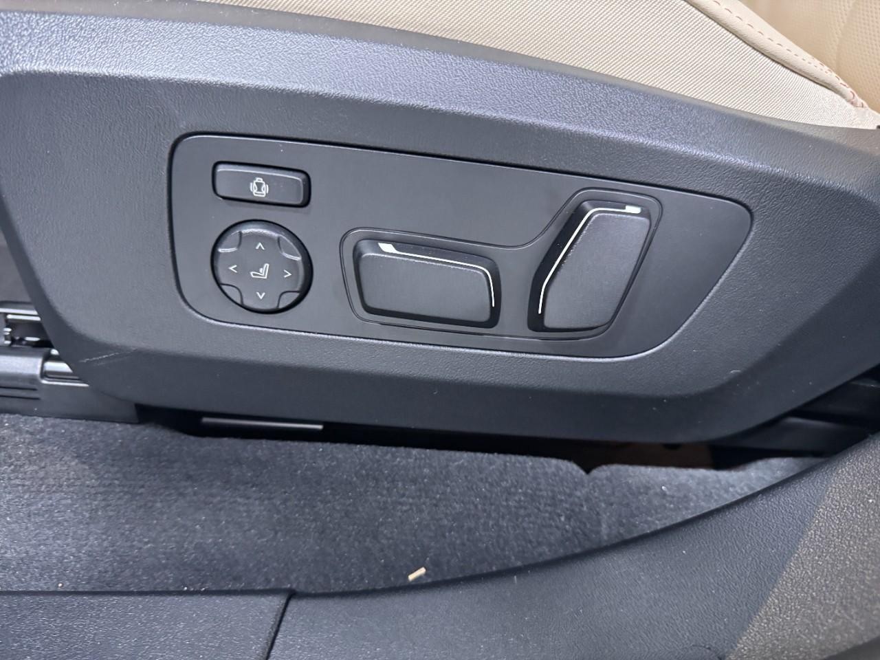 BMW X3 Vehicle Full-screen Gallery Image 27