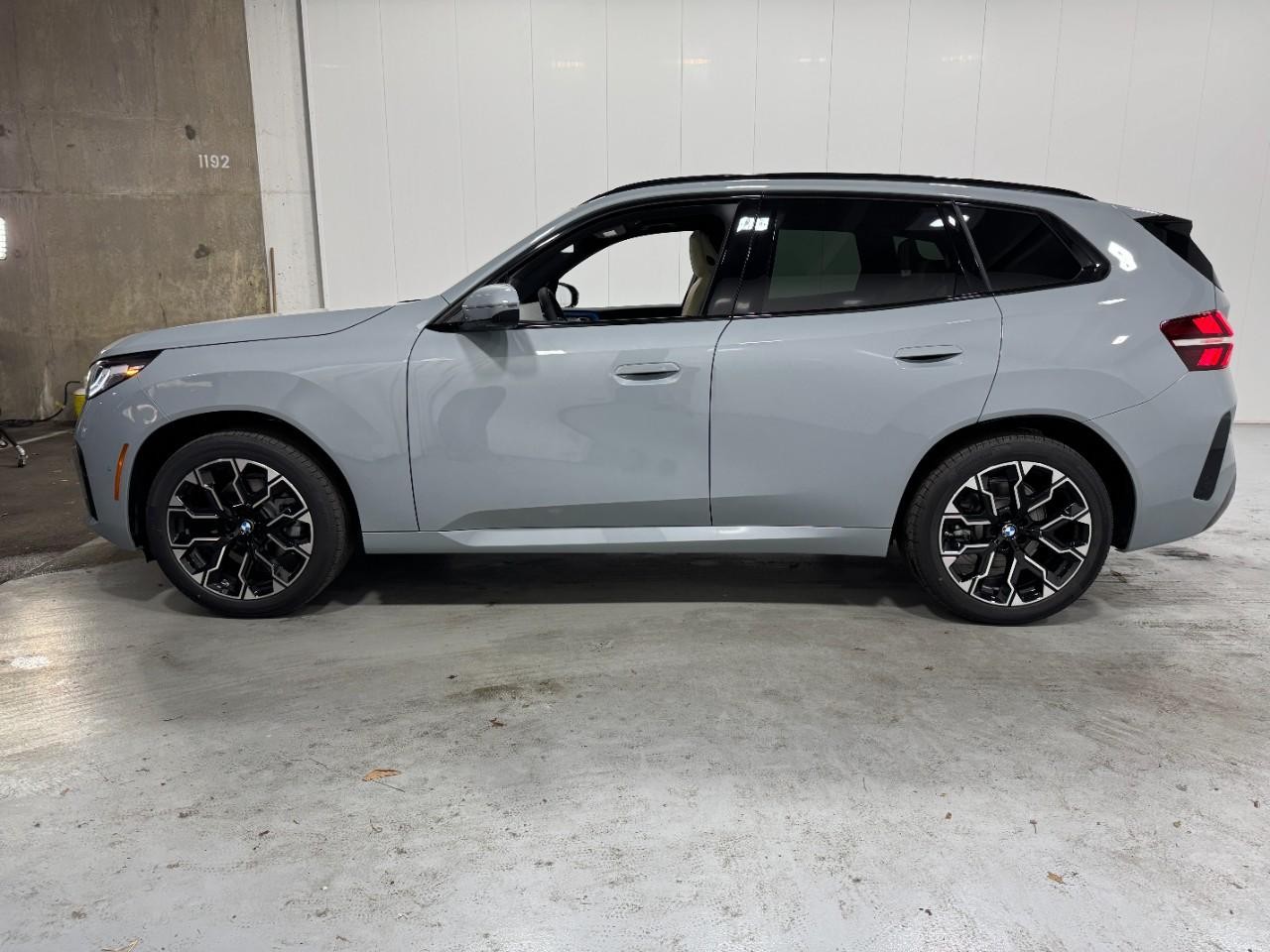 BMW X3 Vehicle Full-screen Gallery Image 2