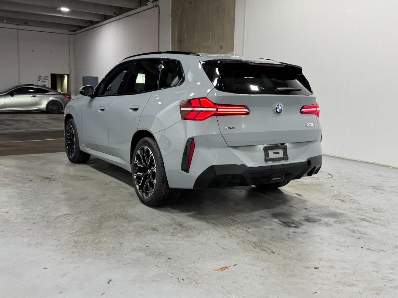 BMW X3 Vehicle Full-screen Gallery Image 3