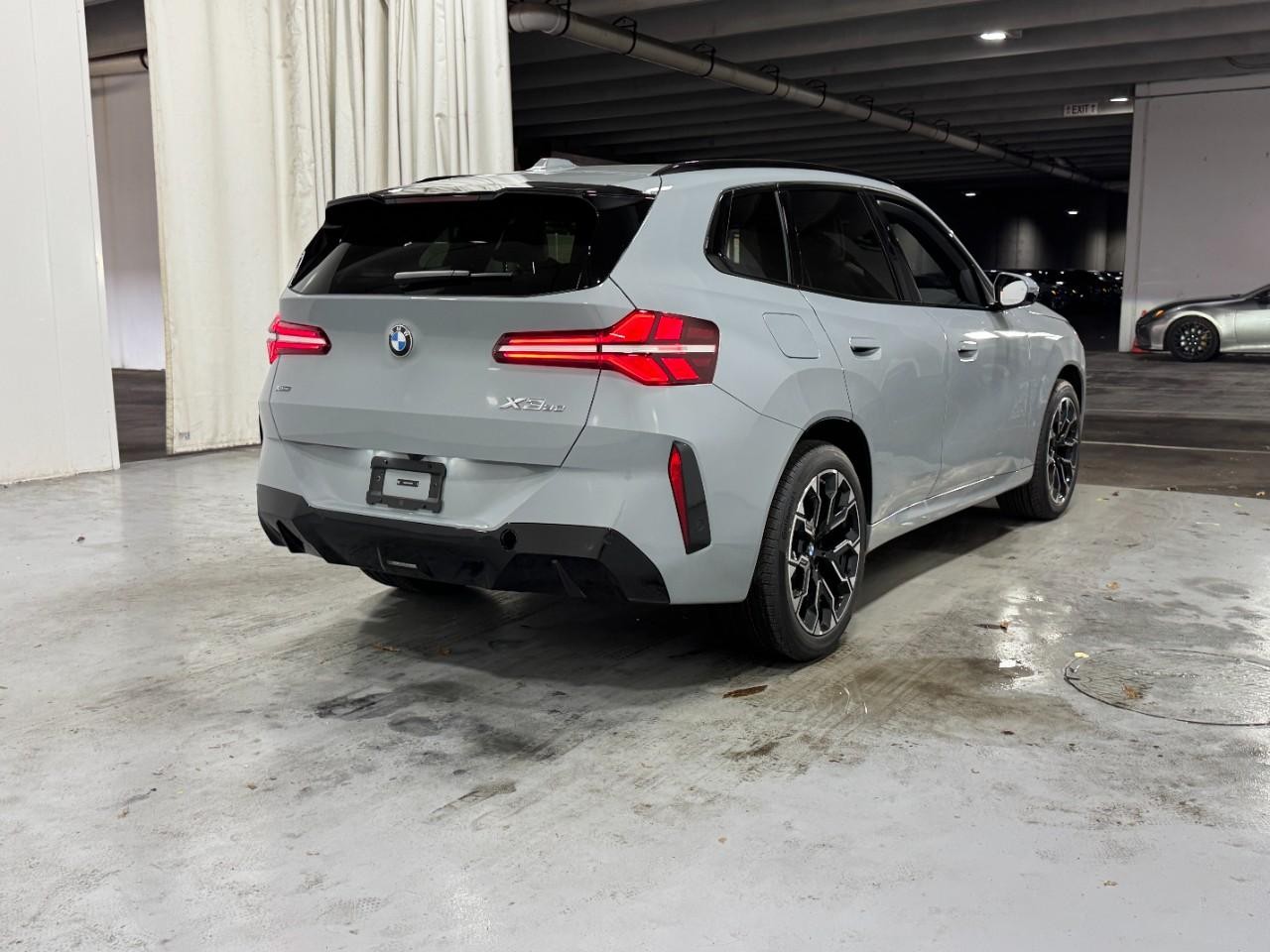 BMW X3 Vehicle Full-screen Gallery Image 4